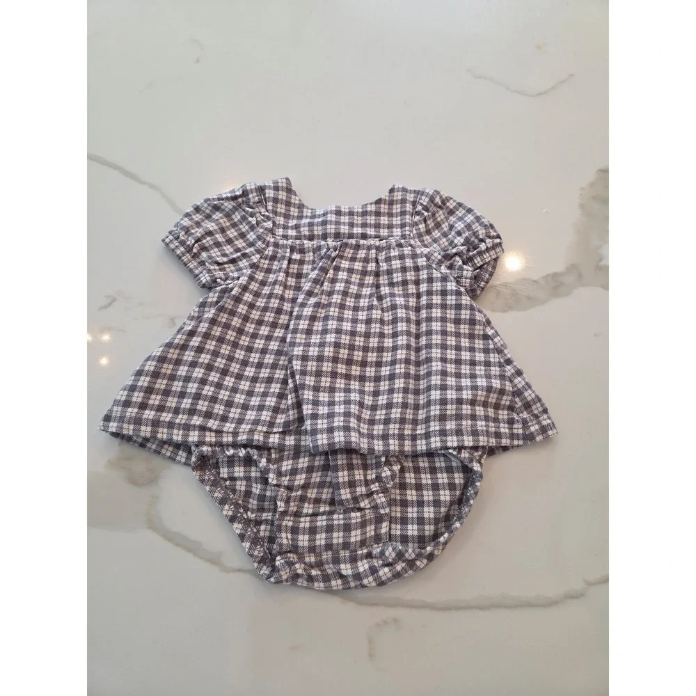 Carter's baby girl romper 0-3 mos‎